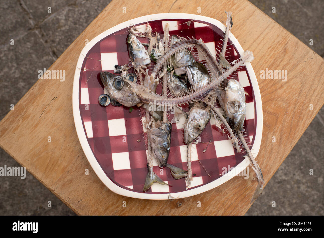 Dale, Wales, August 2016. Reste der hausgemachte Makrele auf einem aufgegebenen Teller Stockfoto