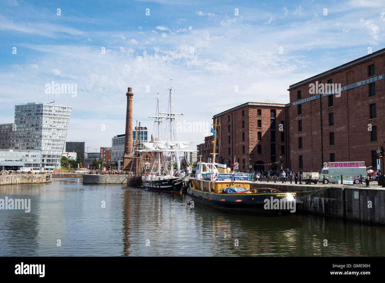 Liverpool Docks mit TS Royalist vertäut am Kai Stockfoto
