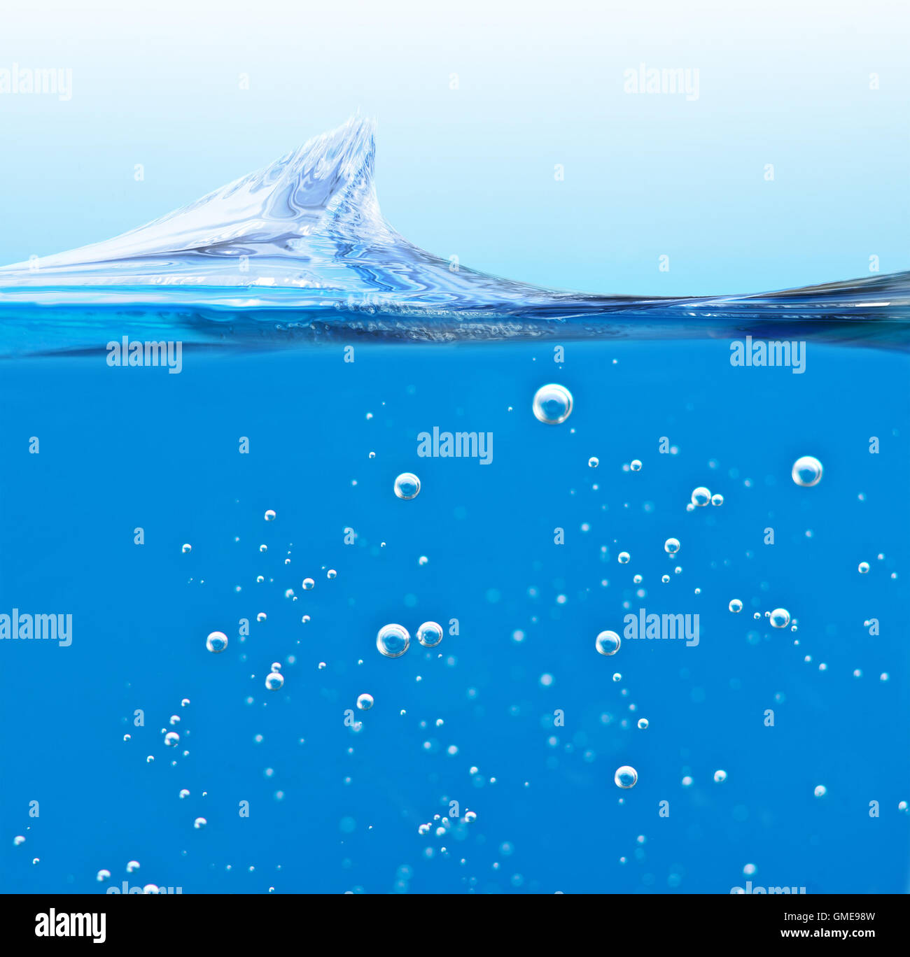Blaue Welle Flüssigkeit mit Luftblasen Stockfoto