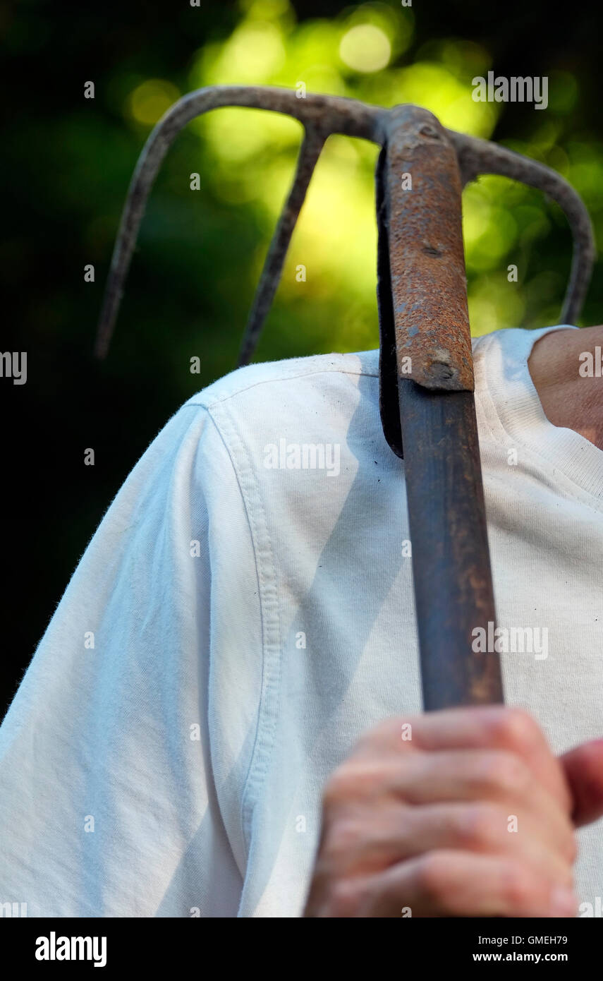 ältere männliche Gärtner tragen alte Garten-Werkzeug Stockfoto