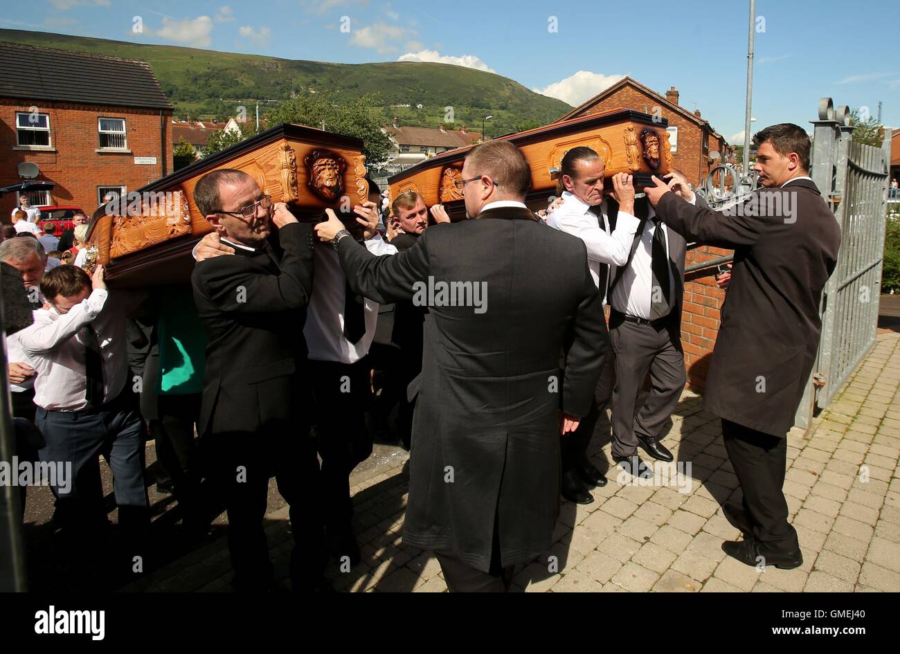 Joseph Murphy, ein Opfer der britischen Armee 1971 Shootings in Ballymurphy, West Belfast und seine Frau Mary sind zusammen an Fronleichnam Pfarrkirche in West Belfast begraben zu werden, nach dem Tod am selben Tag, 45 Jahre auseinander. Stockfoto