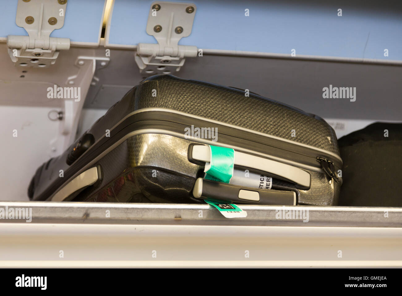 Passagier Hartschale Anzug Case Tasche Handgepäck im Gepäckfach / Schränke / Fach / Fächer in einem Airbus-Flugzeug Stockfoto