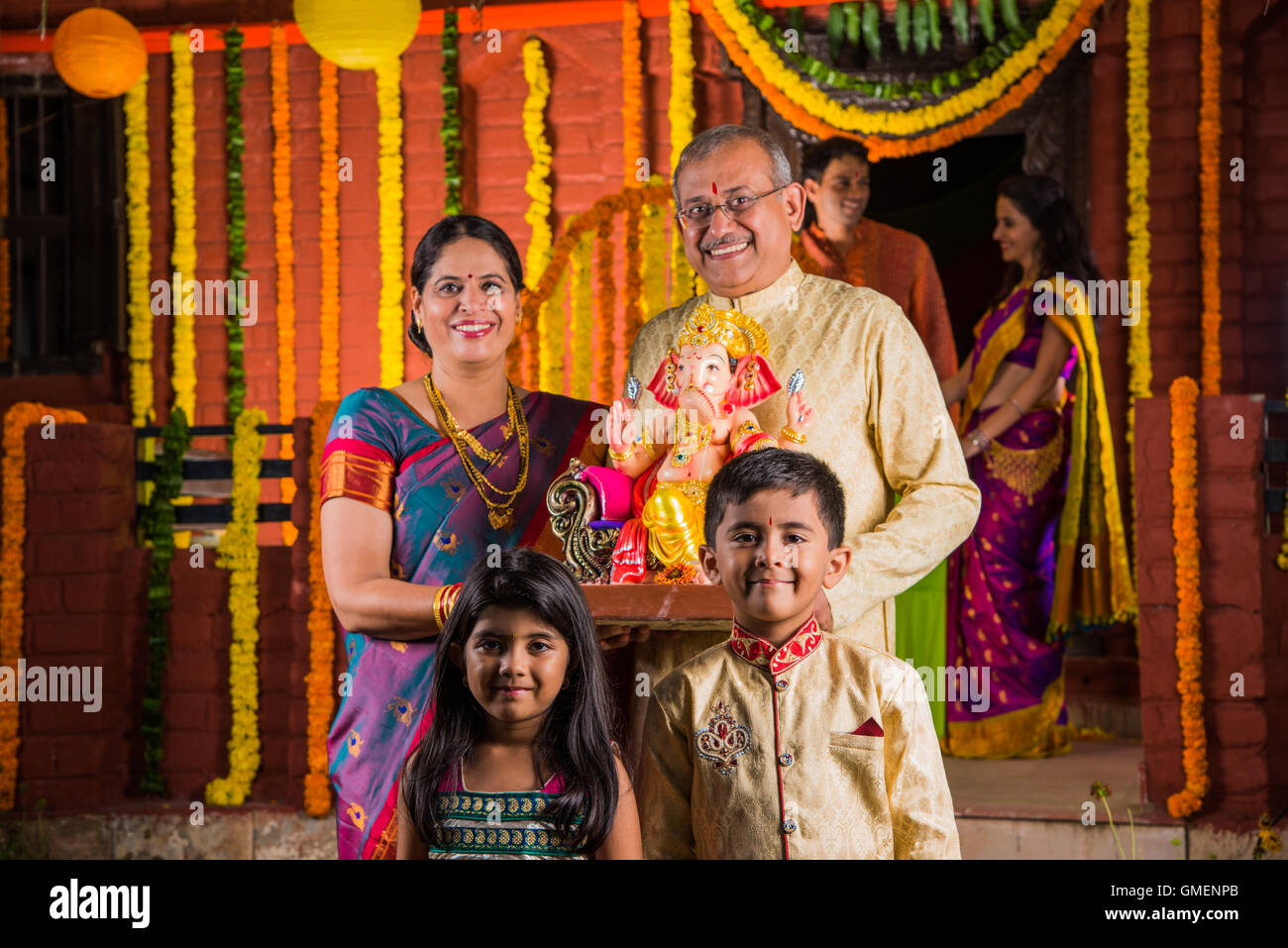 Fröhlich Indische Familie Einladende Lord Ganesha Idol Auf Ganesh ...