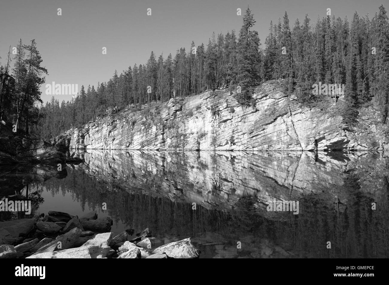 Kanadische Landschaft mit See und Wald. Alberta. Kanada. Horizontale Stockfoto