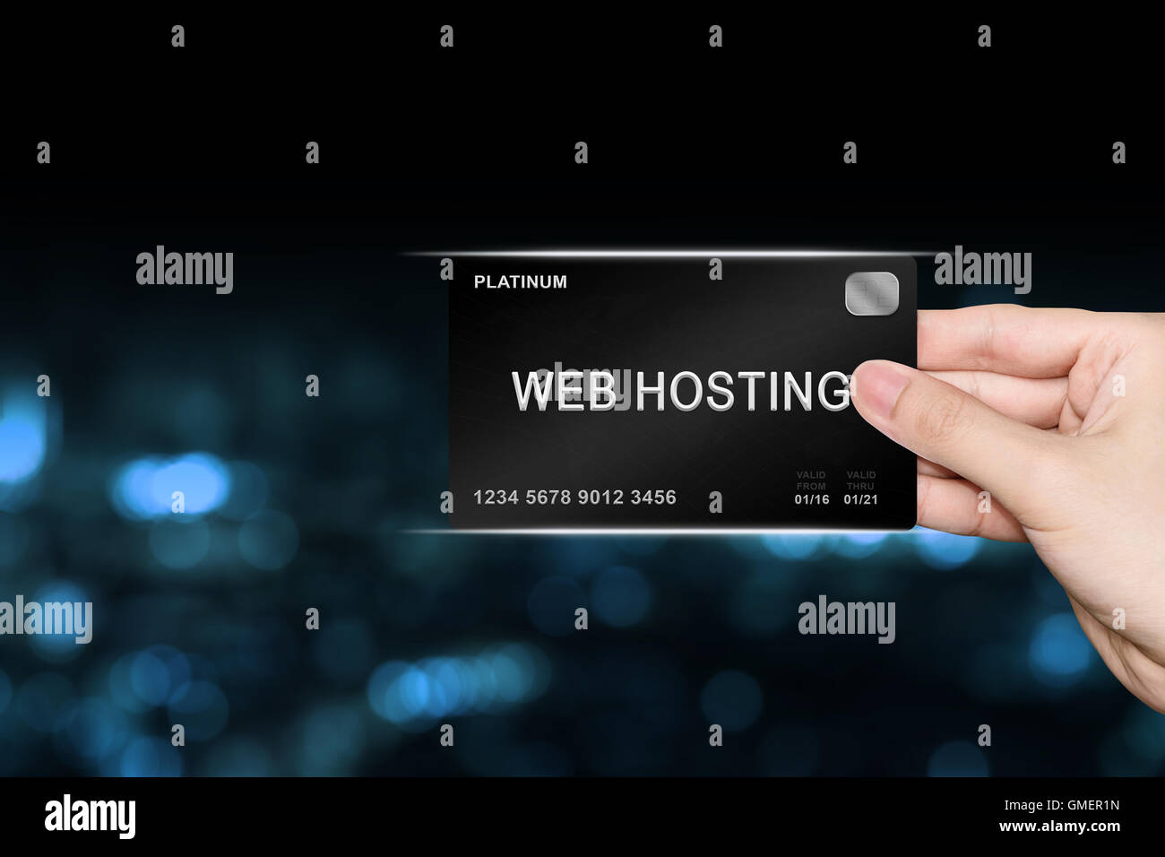 Hand-Kommissionierung-Web-Hosting-Platin-Karte auf Hintergrund weichzeichnen Stockfoto