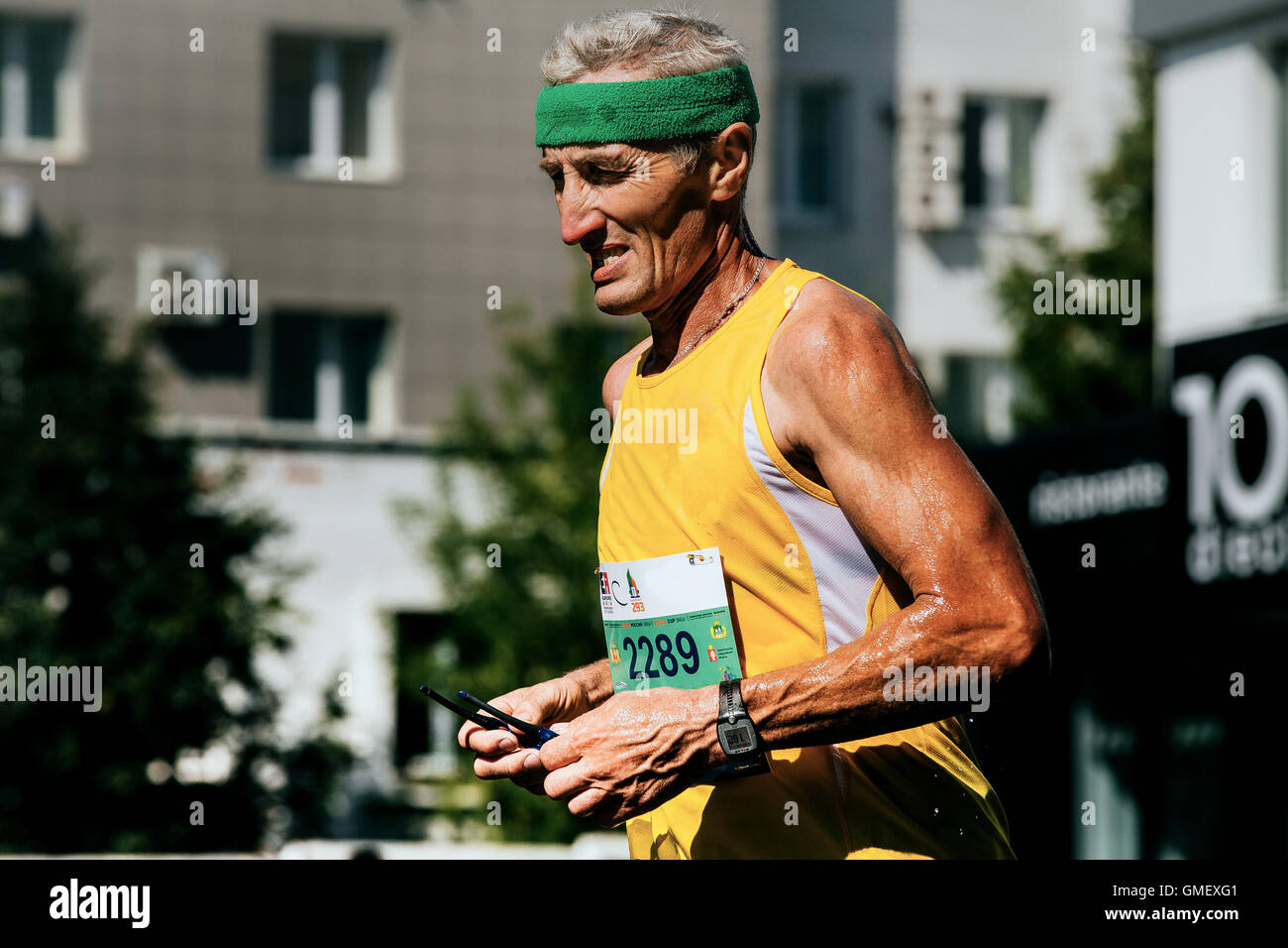 Nahaufnahme der Greis Läufer-Uhr am Arm während Marathon Europa-Asien Stockfoto