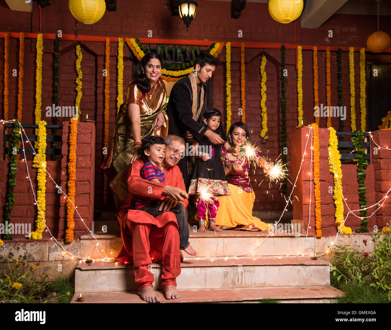 Indische Familie feiern Diwali-fest mit Feuer Cracker Stockfoto
