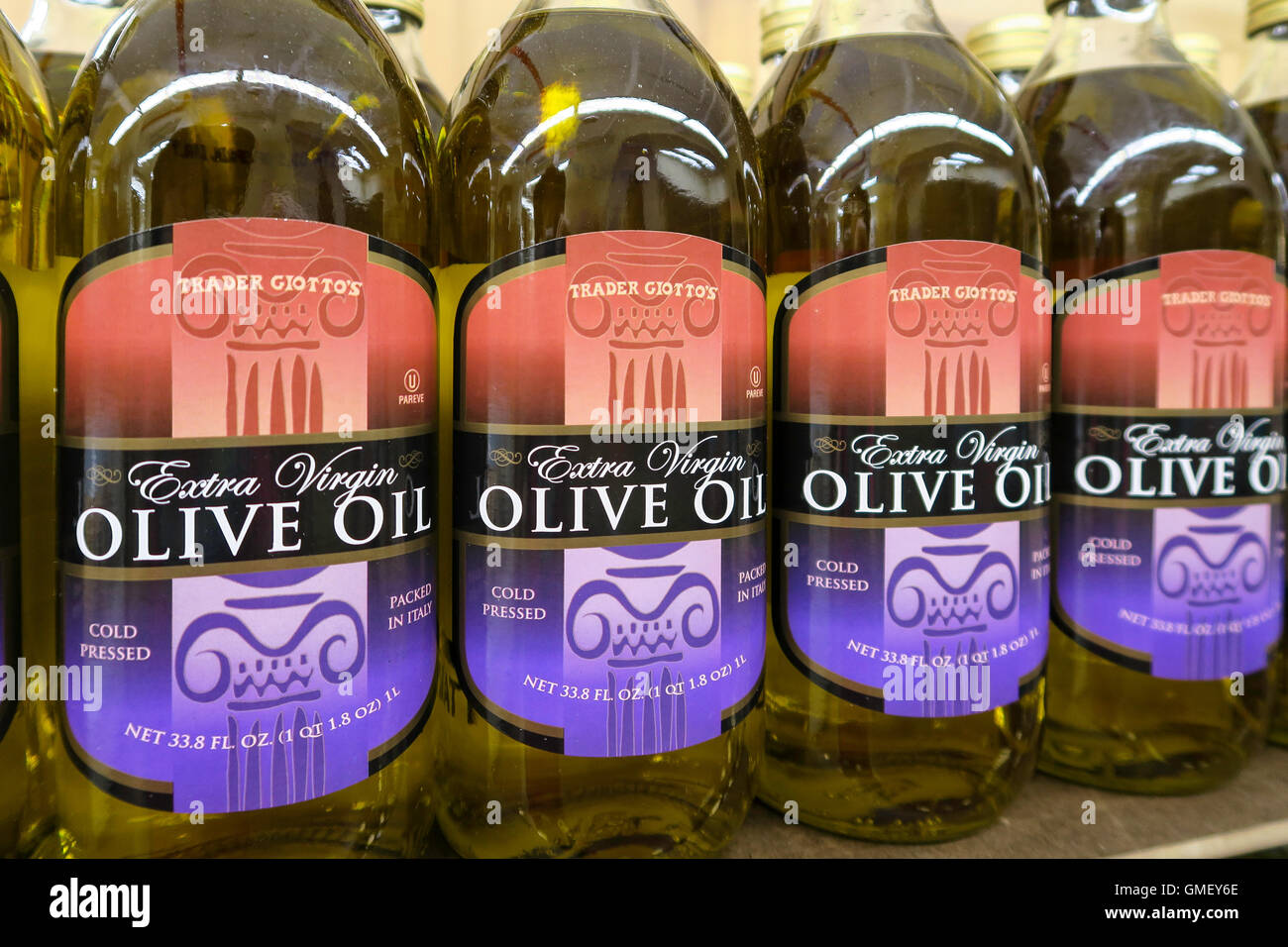 Flaschen Extra Natives Olivenol Trader Joes Spezialitat Lebensmittelgeschaft Nyc Stockfotografie Alamy