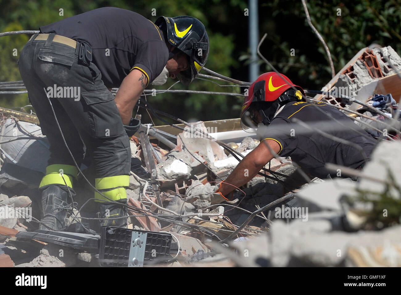 Rieti, Italien. 25. August 2016. Relief zwingt Suche nach Opfer unter den Trümmern in Amatrice in der Provinze Rieti, Italien, 25. August 2016. Ein schweres Erdbeben am 24. August 2016 hat zahlreiche Menschenleben in der Region in Mittelitalien. Foto: Maurizio Gambarini/Dpa/Alamy Live News Stockfoto