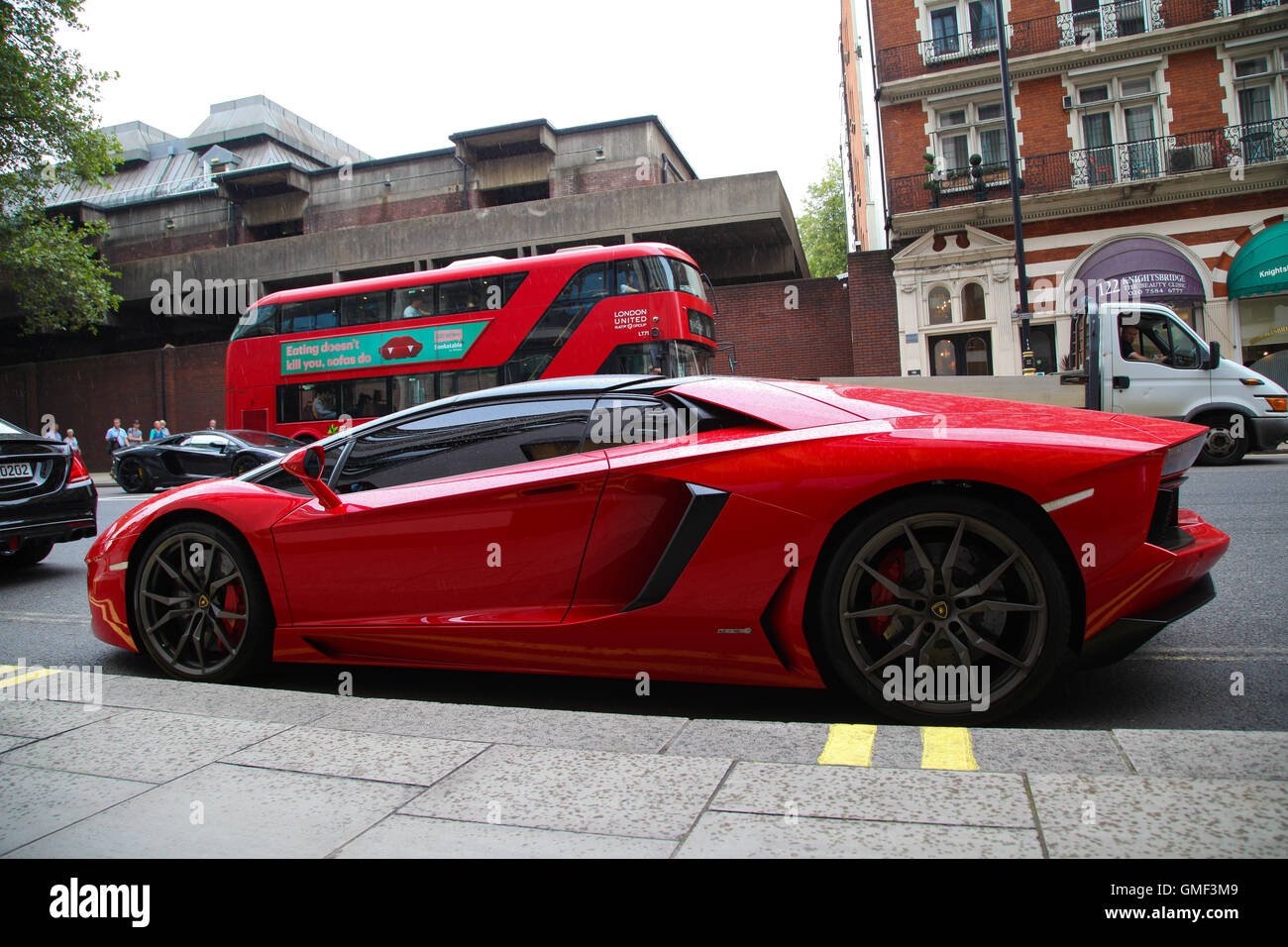 Knightsbridge, London, UK, 25. August 2016 - Lamborghini mit UAEAD Kennzeichen parkte auf doppelte gelbe Linien in Knightsbridge Credit: Dinendra Haria/Alamy Live News Stockfoto