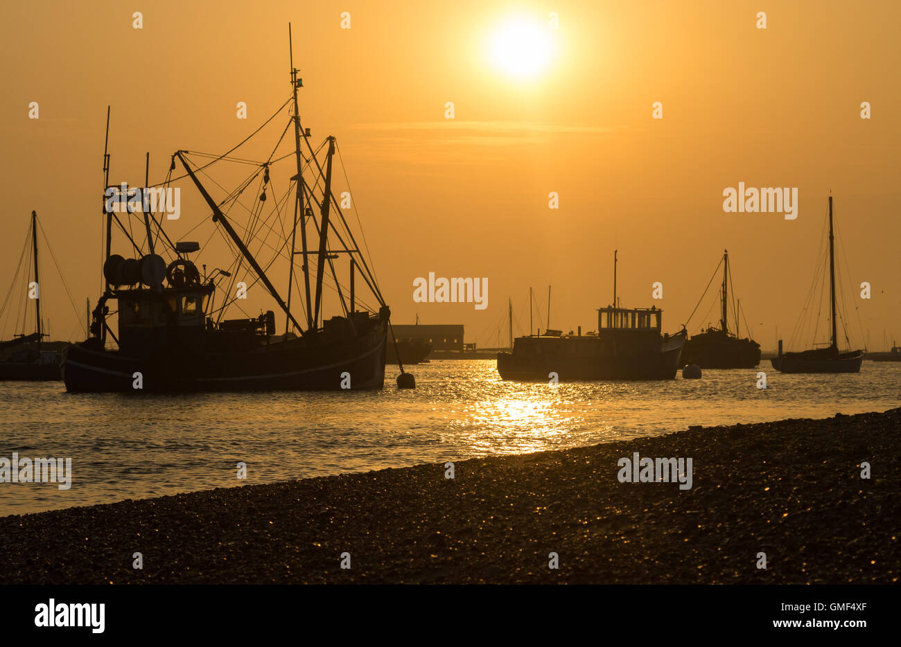 Mersey Insel, Essex, 25. August 2016.  Ein Trawler ruht vor Anker, als die Sonne untergeht. Bildnachweis: Paul Davey/Alamy Live-Nachrichten Stockfoto