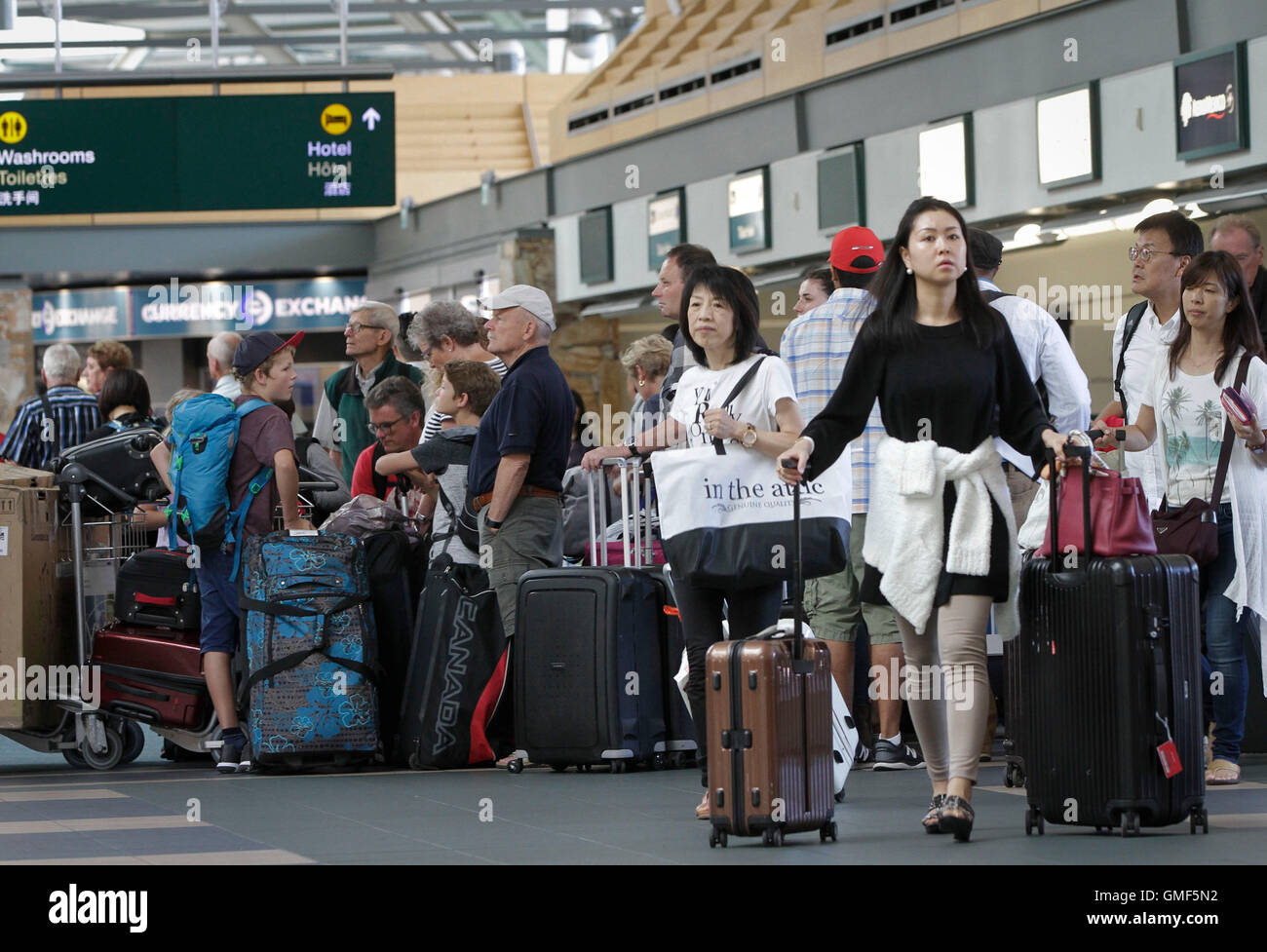 Vancouver, Kanada. 25. August 2016. Menschenmassen sind am Abflughafen Hall of Vancouver International in Richmond, Kanada, 25. August 2016 gesehen. Am Flughafen trifft die verkehrsreichsten Tage dieser Reise Sommersaison als Sommerferien in einer Woche endet. Die Airport Authority erwartet, dass der geschäftigste Tag 26. August mit etwa 85.000 Passagiere. © Liang Sen/Xinhua/Alamy Live-Nachrichten Stockfoto