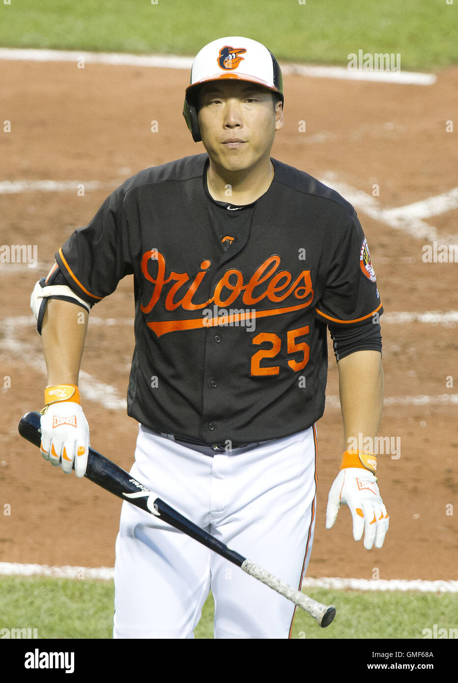 Baltimore, Maryland, USA. 19. August 2016. Baltimore Orioles linker Feldspieler Hyun Soo Kim (25) auf die Trainerbank zurück nach Streichung im zweiten Inning gegen die Houston Astros im Oriole Park at Camden Yards in Baltimore, MD am Freitag, 19. August 2016. Das Astros gewann das Spiel 15 - 8.Credit: Ron Sachs/CNP © Ron Sachs/CNP/ZUMA Draht/Alamy Live News Stockfoto