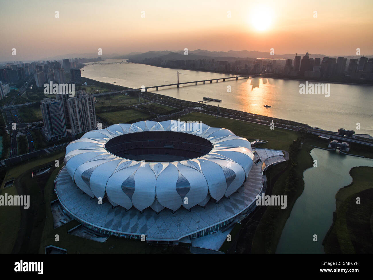 Hangzhou. 25. August 2016. Foto aufgenommen am 25. August 2016 zeigt in der Binjiang von Hangzhou, Hauptstadt der Provinz Ost-China Zhejiang Hangzhou Olympic Sports Center. Hangzhou ist die Gastgeberstadt für den nächsten G20-Gipfel. © Huang Zongzhi/Xinhua/Alamy Live-Nachrichten Stockfoto