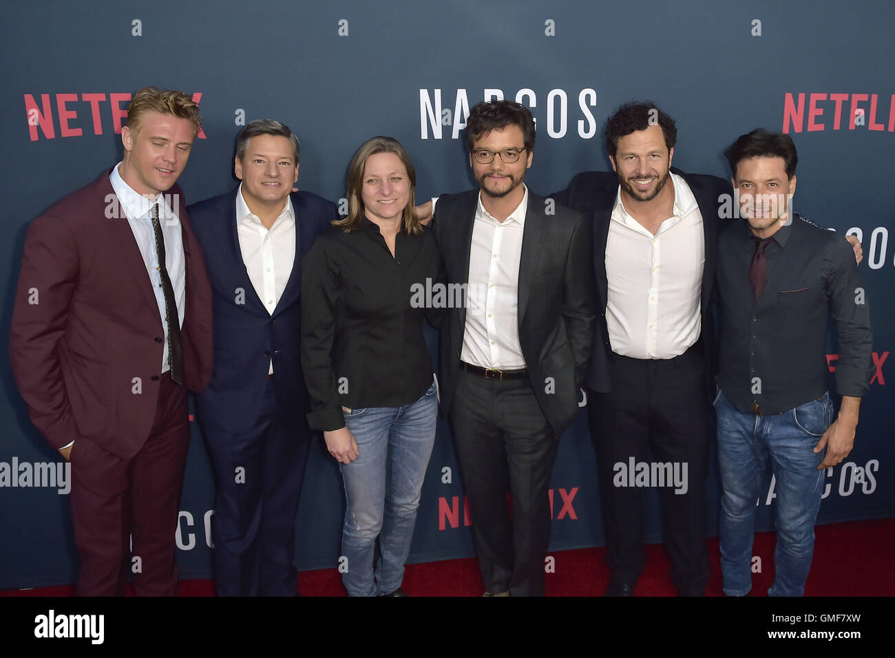 Hollywood, Kalifornien. 24. August 2016. Boyd Holbrook, Ted Sarandos, Cindy Holland, Wagner Moura, Eric Newman und Raul Mende besuchen Sie die Premiere von Netflix "Narcos" Staffel 2 am ArcLight Kinos am 24. August 2016 in Hollywood, Kalifornien. | Verwendung Weltweit © Dpa/Alamy Live-Nachrichten Stockfoto