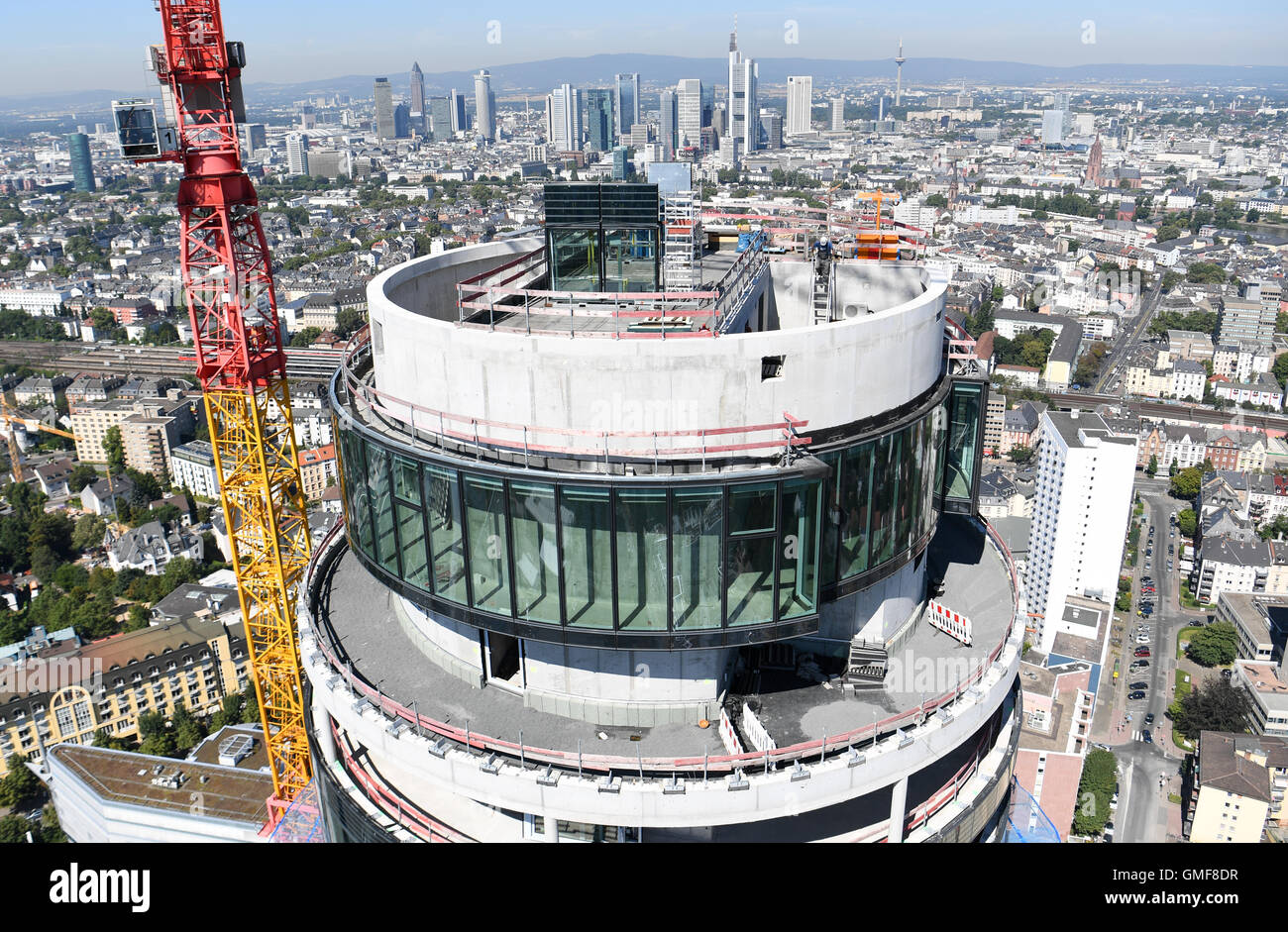 Ein Bauarbeiter arbeitet an dem Neubau des Henninger Turms in Frankfurt Am Main, Deutschland, 26. August 2016. Auf rund 140 Metern die neuen Türme werden eines der höchsten Wohnhochhäuser in Deutschland und werden am Ende 2016 abgeschlossen sein. Es bietet Platz für 210 Wohnungen. Der Henninger-Turm mit seiner charakteristischen Lauf war jahrzehntelang ein Wahrzeichen von Frankfurt. Foto: ARNE DEDERT/dpa Stockfoto