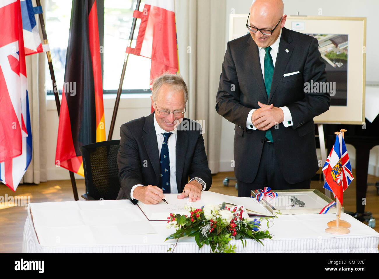 Kiel, Deutschland, 26. August 2016: General Recht Honourable Lord Richards (l) während der Abschiedszeremonie für die britischen Streitkräfte Deutschland mit dem Ministerpräsidenten des Landes Schleswig-Holstein Torsten Albig. Bildnachweis: Frank Molter/Alamy Live-Nachrichten Stockfoto