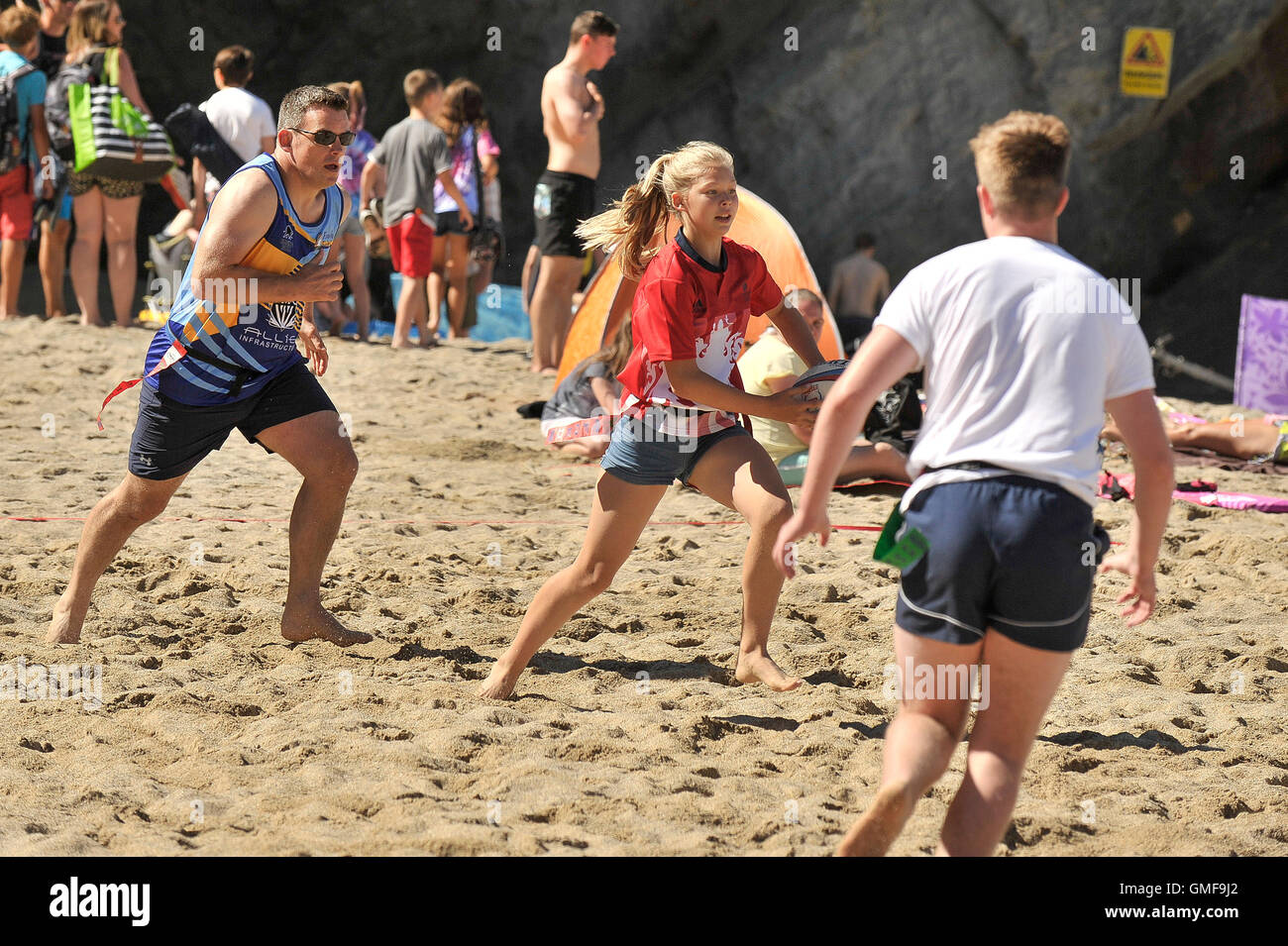 Newquay, Großbritannien. 26. August 2016. Lusty Glasur, Newquay, Cornwall. 26. August 2016. Gesegnet mit einem schönen, sonnigen Wetter, Kampf Mannschaften aller Altersgruppen und Geschlechter, der Strand Tag Rugby-Weltmeister auf der Lusty Glasur jährlichen Feiertag Veranstaltung geworden. Bildnachweis: Gordon Scammell/Alamy Live-Nachrichten Stockfoto