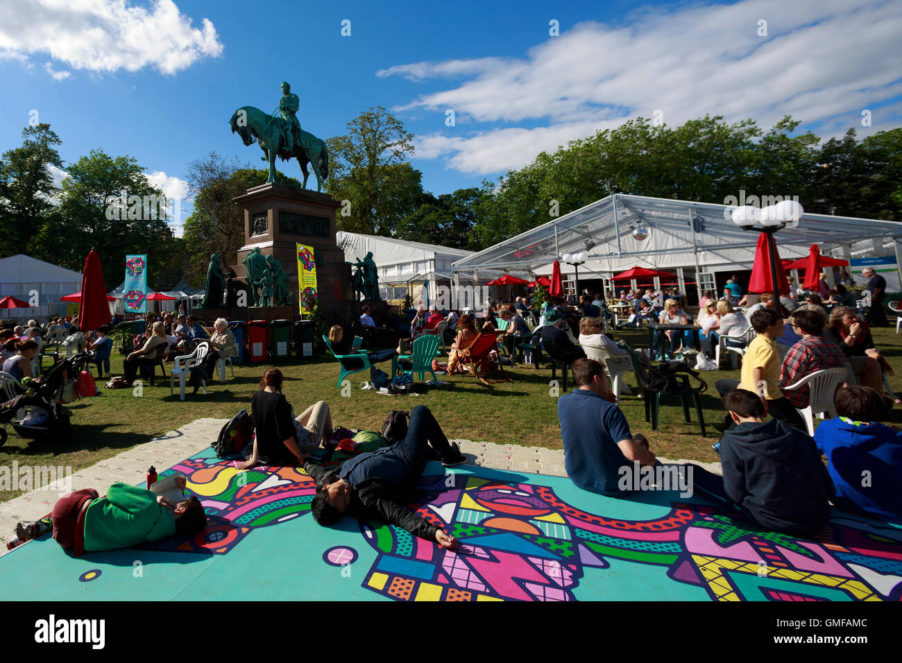 Edinburgh, UK. 26. August 2016. Edinburgh International Book Festival sonnigen Tag in Charlotte Square Gardens. Pako Mera/Alamy Live-Nachrichten Stockfoto