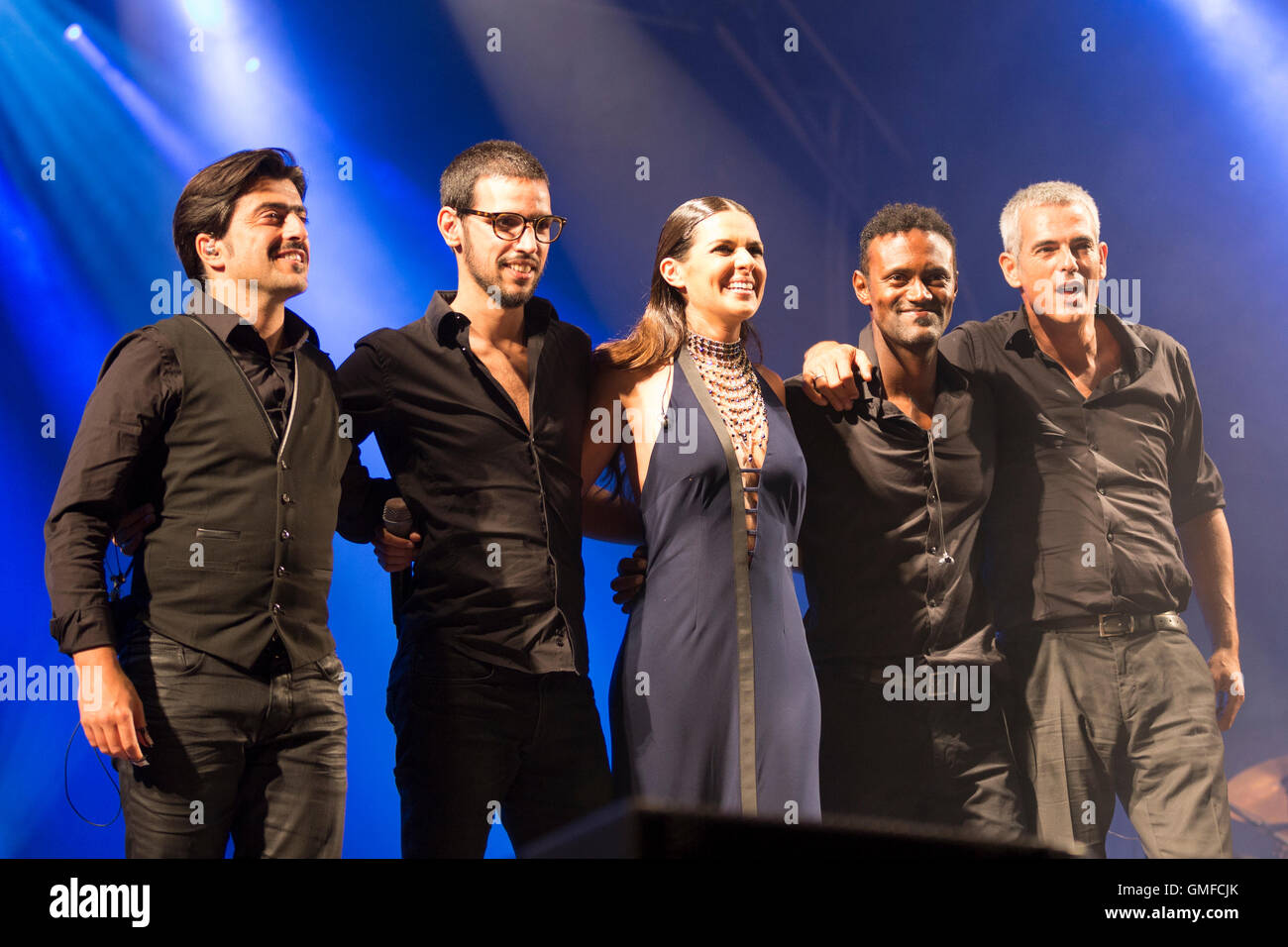 Cascais Portugal 26 August 2016 Cascais Portugal Fado Gitarrist Luis Guerreiro 1 Portugiesischer Gitarrist Diogo Clemente 2 Fado Sangerin Cuca Roseta 3 Perkussionist Miroca Paris 4 Und Kontrabass Spieler Frederico Gato 5 Credit