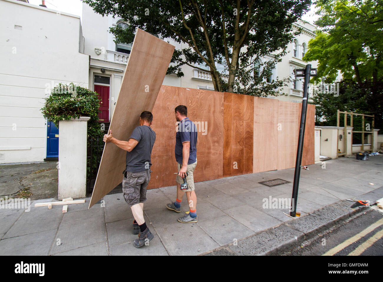 London, UK. 27. August 2016. Bewohner an Bord Eigenschaften in die Vorbereitungen für den Notting Hill Carnival erwartungsgemäß Tausende von Feiernden zum Decend auf Europas größter Straßenkarneval über th Ebank Feiertagswochenende Credit sind: Amer Ghazzal/Alamy Live-Nachrichten Stockfoto