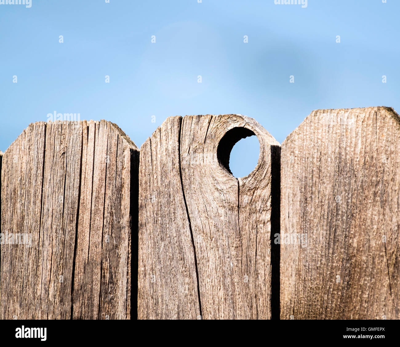 Ein Astloch in einem Holzzaun, Konzeptbild. Stockfoto