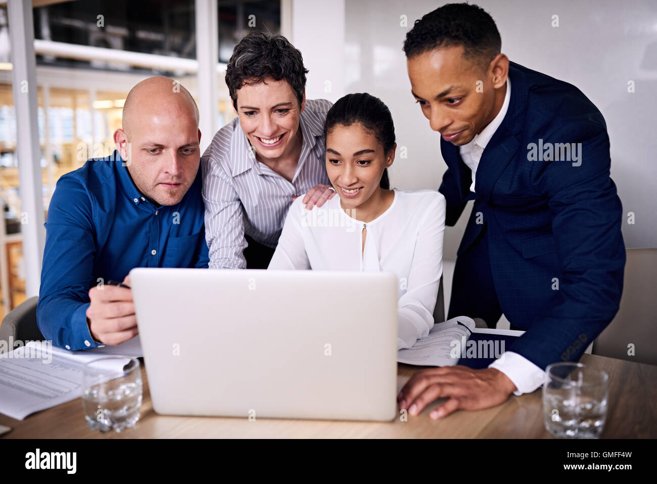 heterogene Gruppe von Geschäftsleuten, die Arbeit im team Stockfoto
