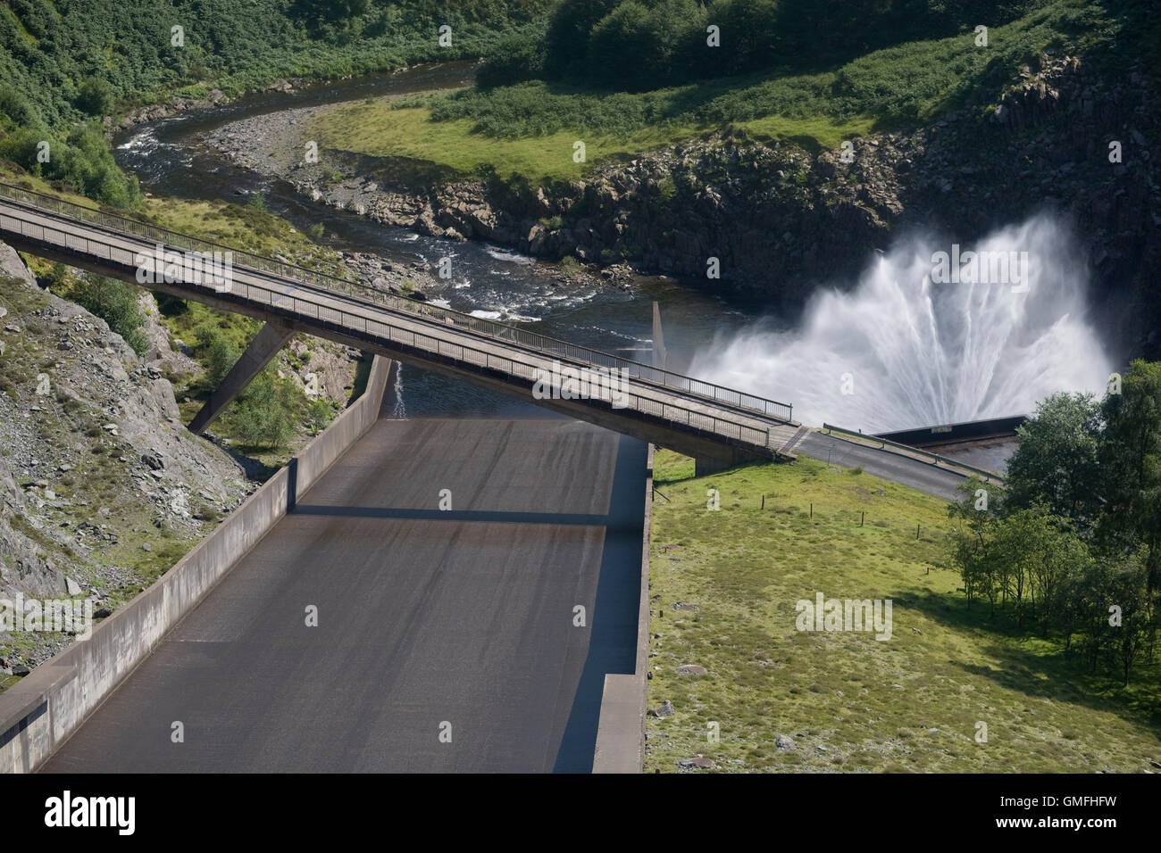 Basis des Llyn Brianne Damm mit Hochwasserentlastung und Spray von Wasserkraft-generator Stockfoto