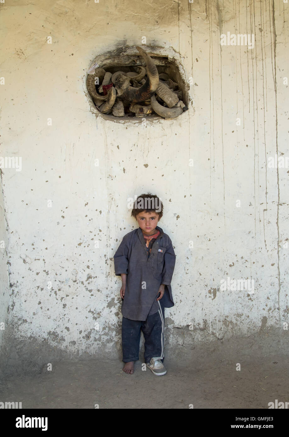 Afghanischer Junge stehend unter Steinbock Hörner verwendet während Ramadan und Nowruz feiern, Badakhshan Provinz, Zebak, Afghanistan Stockfoto