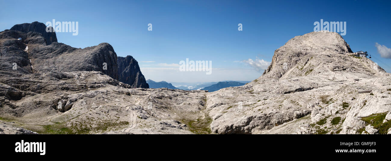 Die Dolomiten, Trentino, Norditalien. Die Croda di Roda, Cima della Rosetta und Seilbahn Station in der Pale di San Martino Stockfoto