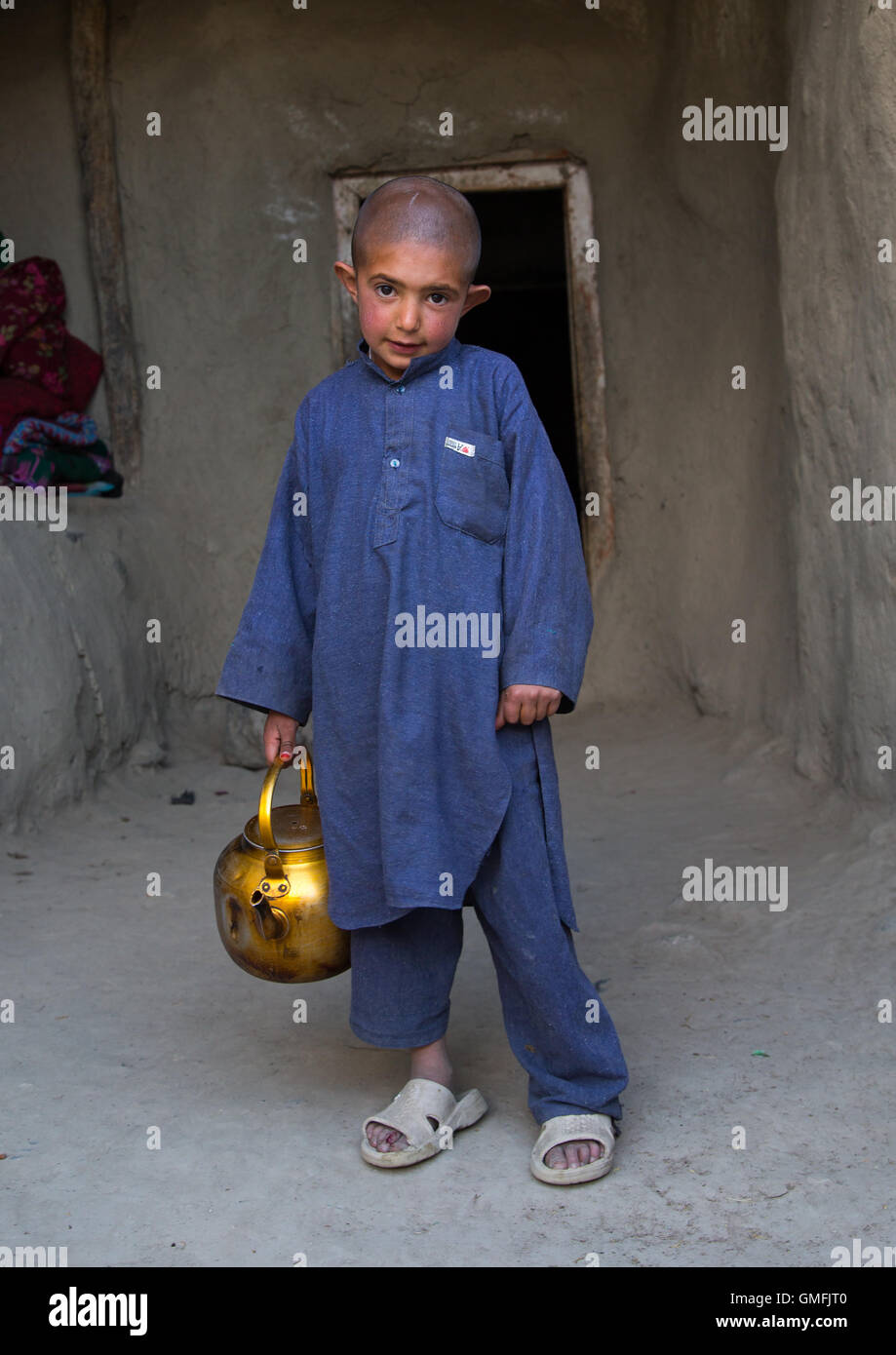 Afghanischer Junge mit rasierten Kopf, Badakhshan Provinz Khandood, Afghanistan Stockfoto