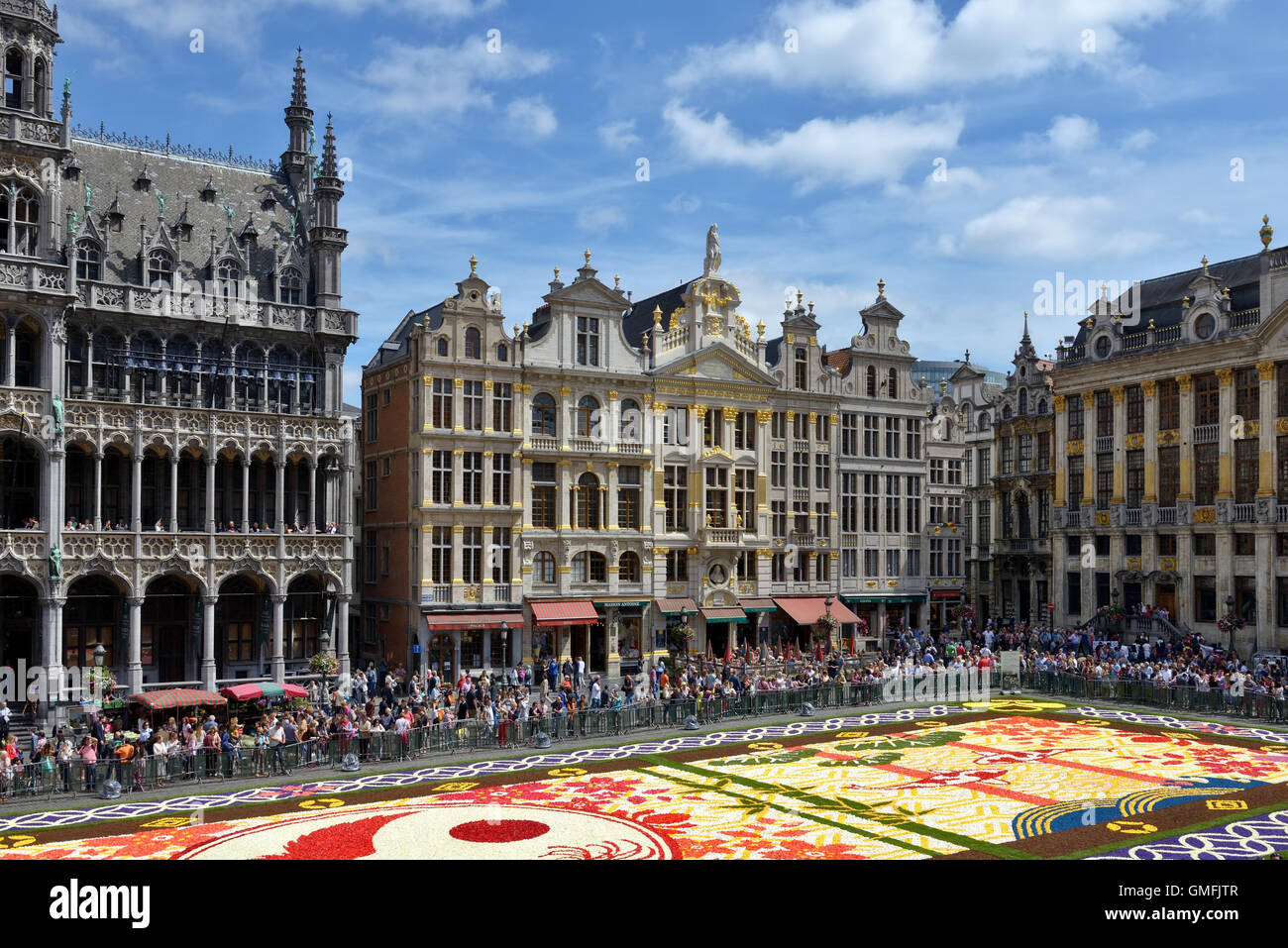 Menschen bewundern auf Samstag, 13. August 2016 Blumenteppich am Grand Place in Brüssel, Belgien. Dieses Mal war das japanische Thema c Stockfoto