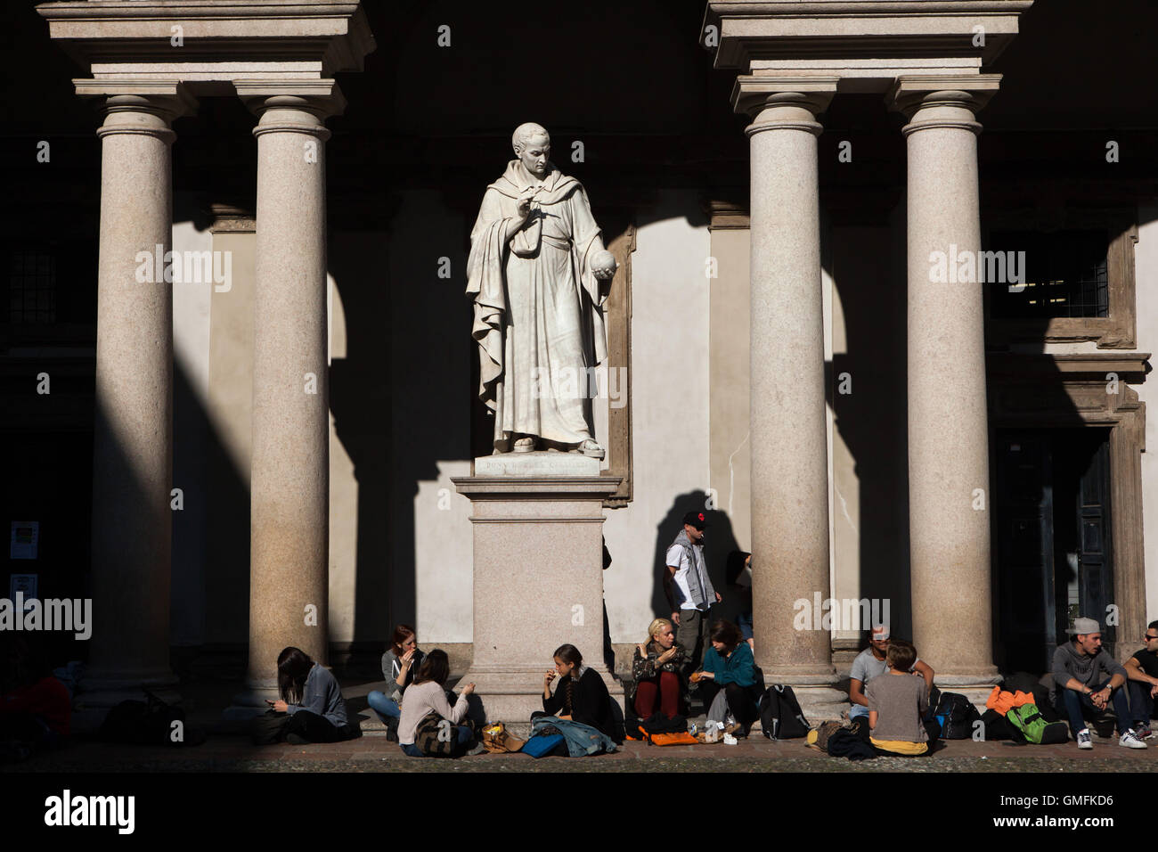 Studenten der Brera Akademie sitzen neben dem Denkmal an italienischen Mathematiker Bonaventura Cavalieri (1844) von dem italienischen Bildhauer Giovanni Antonio Labus im Innenhof des Palazzo di Brera in Mailand, Lombardei, Italien. Stockfoto