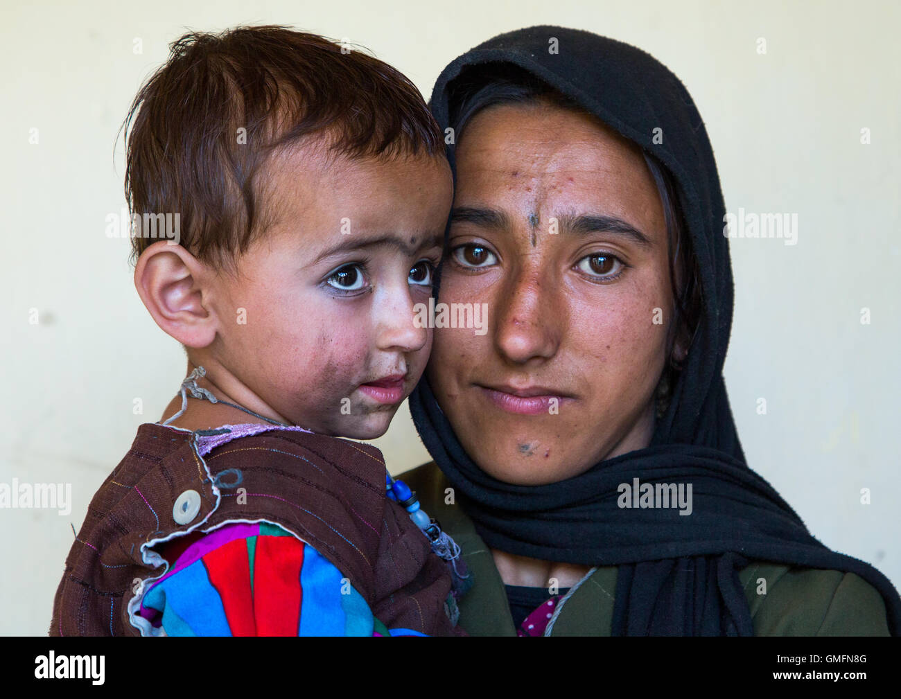 Porträt eines afghanischen Mutter mit ihrem Sohn, Badakhshan Provinz Khandood, Afghanistan Stockfoto