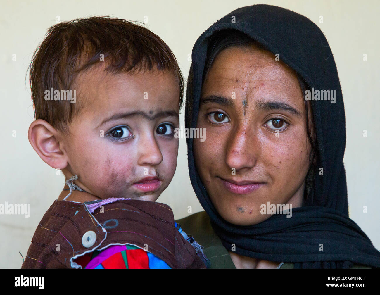 Porträt eines afghanischen Mutter mit ihrem Sohn, Badakhshan Provinz Khandood, Afghanistan Stockfoto