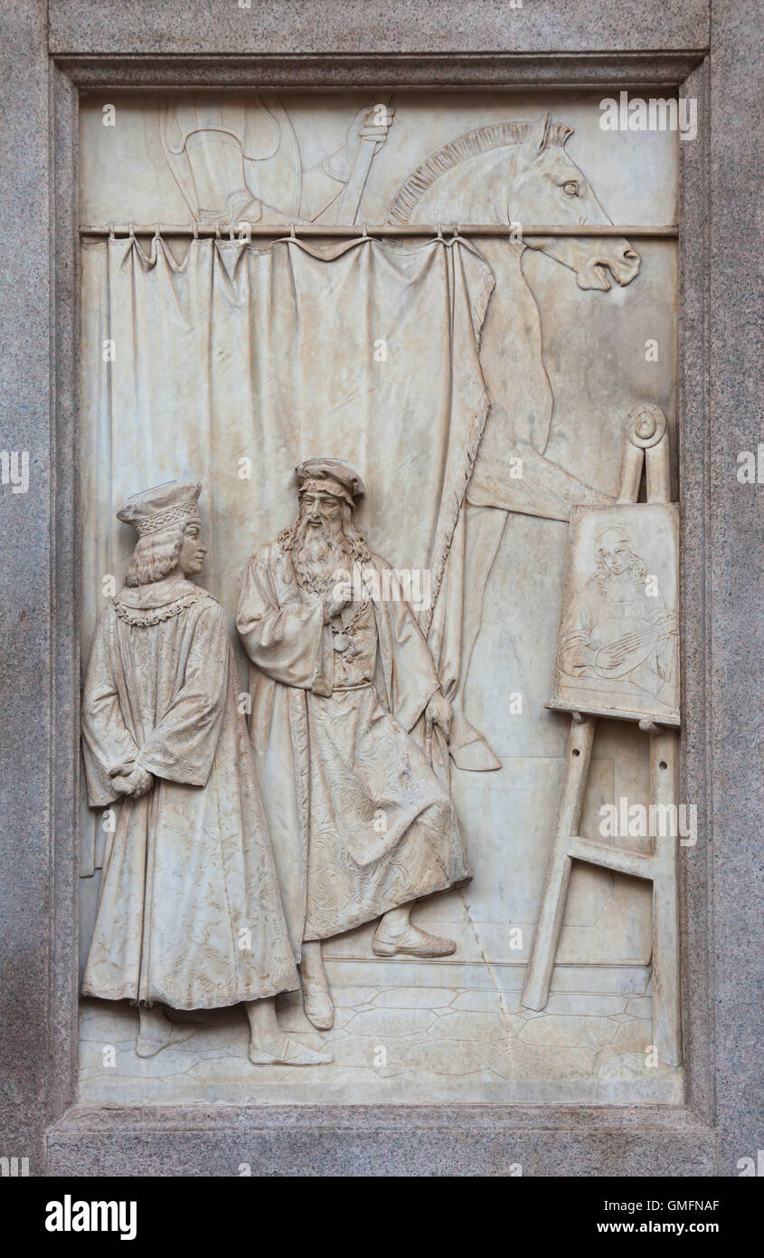 Leonardo da Vinci präsentiert die wirkliche Größe Modell das Reiterdenkmal Herzog Francesco Sforza Herzog Ludovico Sforza von Mailand in seinem Atelier in Mailand. Marmorrelief auf dem Sockel des Denkmals von Leonardo da Vinci des italienischen Bildhauers Pietro Magni Colmpeted 1872 in Piazza della Scala in Mailand, Lombardei, Italien. Stockfoto