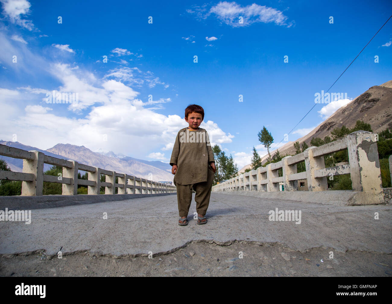 Afghanischer Junge steht in der Mitte einer Brücke, Badakhshan Provinz Khandood, Afghanistan Stockfoto