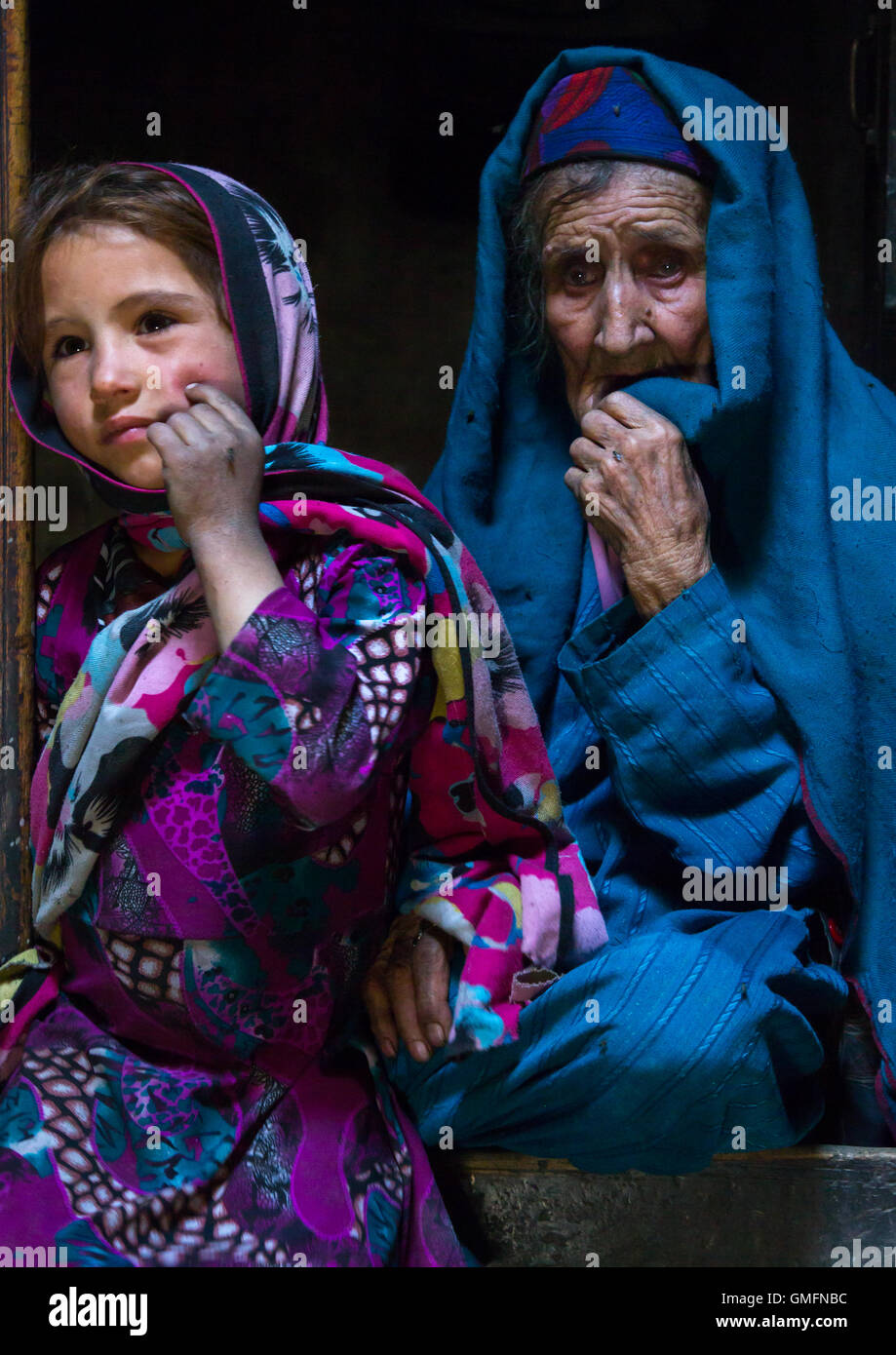 Porträt eines afghanischen Mädchen mit der großen Mutter im Haus Pamiri, Provinz Badakhshan, Qazi Deh, Afghanistan Stockfoto