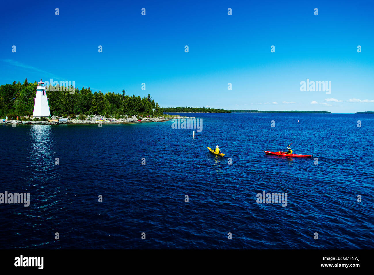 Große Badewanne Leuchtturm am Lighthouse Point in der Nähe von Tobermory markiert den Eingang zum großen Wanne Hafen, Huron-See, Ontario, Kanada Stockfoto