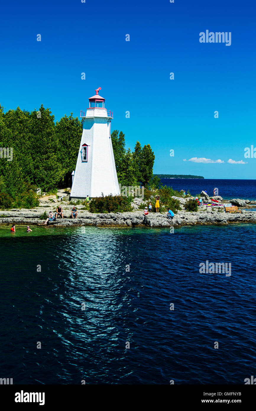 Große Badewanne Leuchtturm am Lighthouse Point in der Nähe von Tobermory markiert den Eingang zum großen Wanne Hafen, Huron-See, Ontario, Kanada Stockfoto