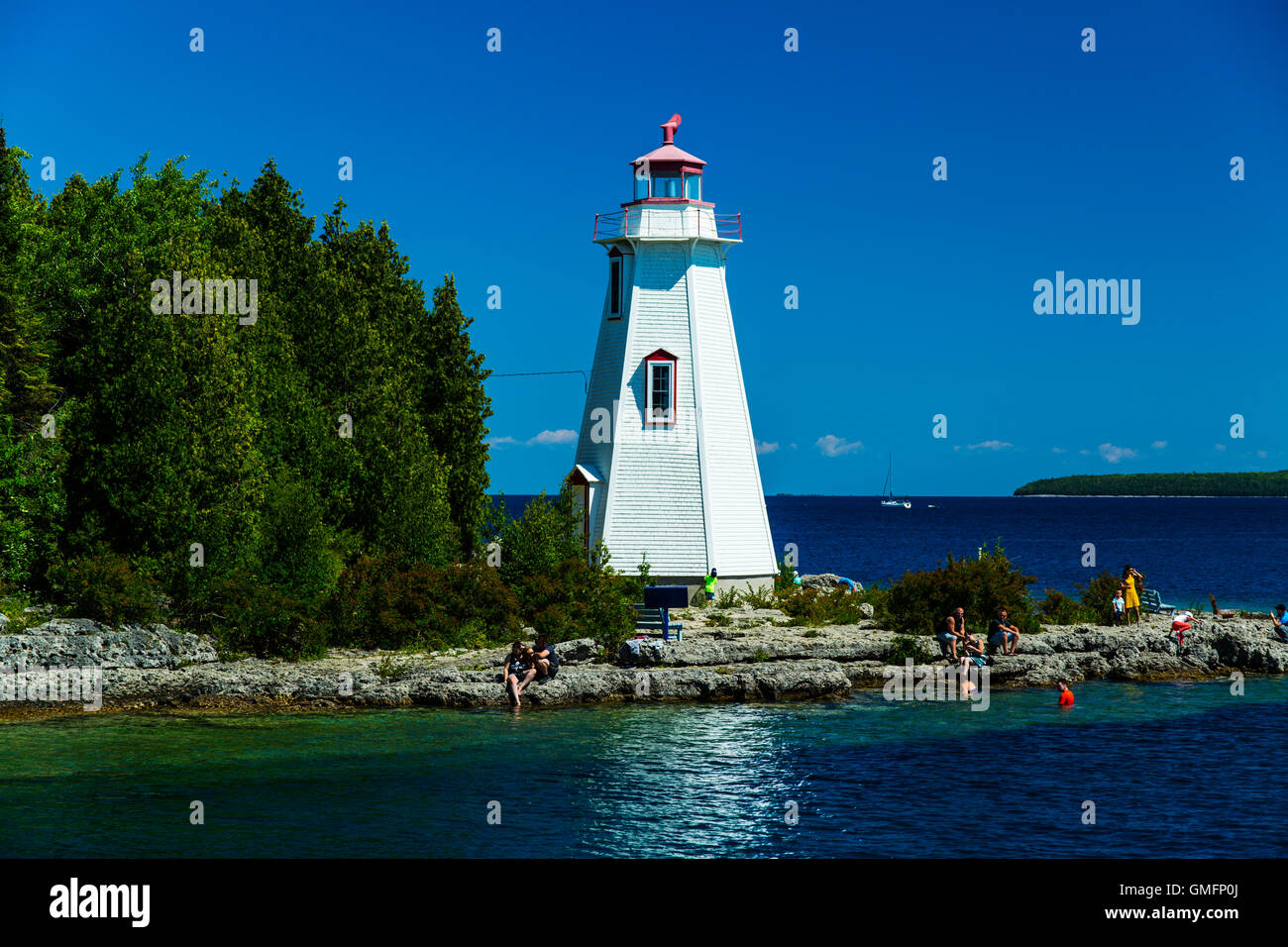 Große Badewanne Leuchtturm am Lighthouse Point in der Nähe von Tobermory markiert den Eingang zum großen Wanne Hafen, Huron-See, Ontario, Kanada Stockfoto