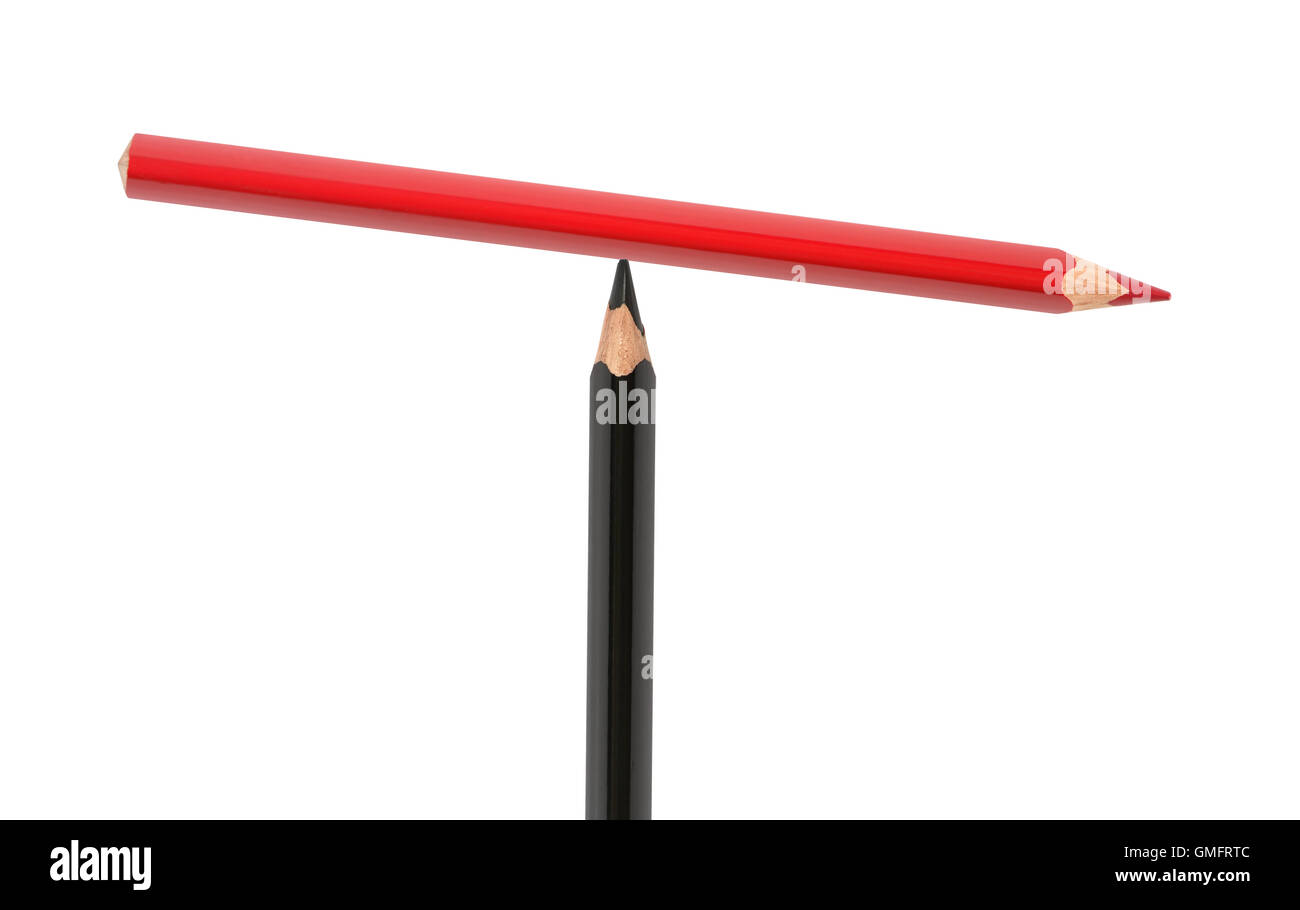 Balance-Konzept. Rotstift balancieren auf schwarzen Stift auf weißen Hintergrund Stockfoto
