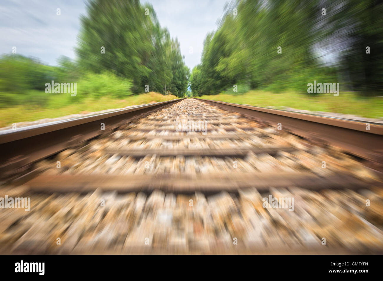 Bahngleis mit Bewegungsunschärfe aus der Sicht eines schnellen Zuges. Konzept der Geschwindigkeit. Stockfoto