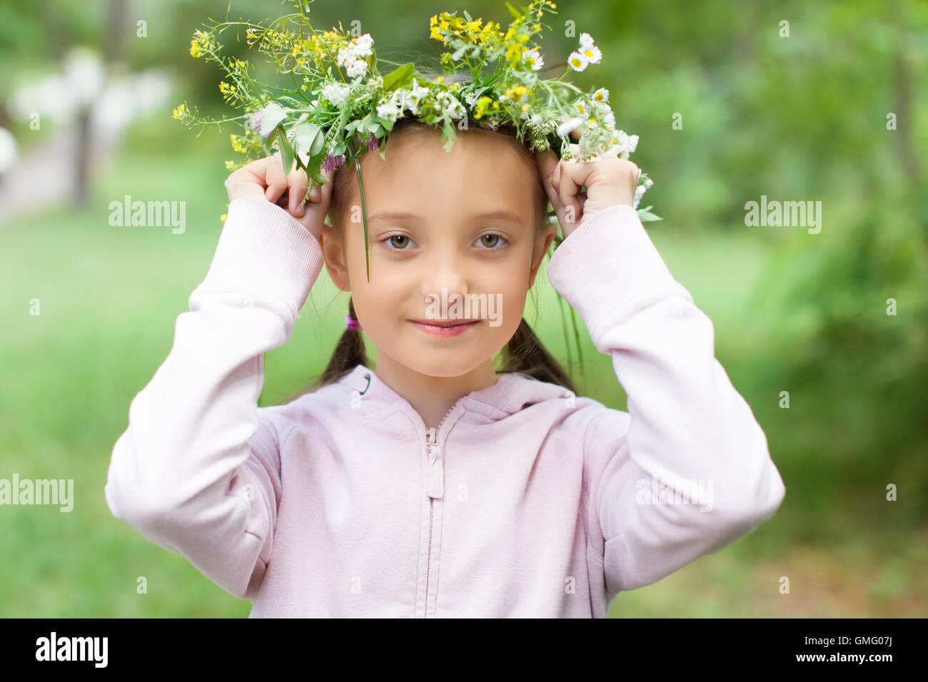 Porträt eines Mädchens mit einem Kranz von Blumen auf dem Kopf Stockfoto