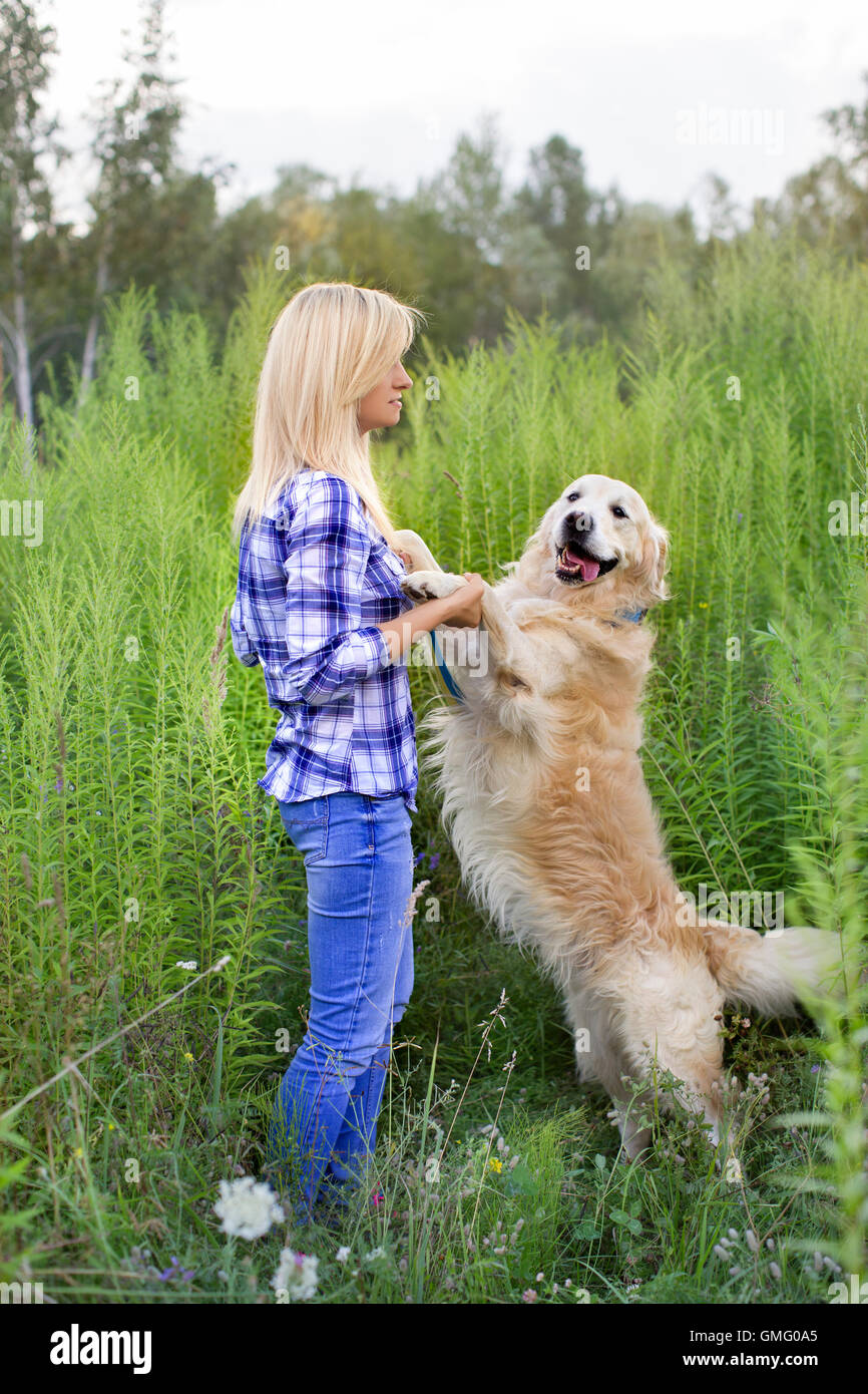 Mädchen mit einem Hund zu Fuß Stockfoto