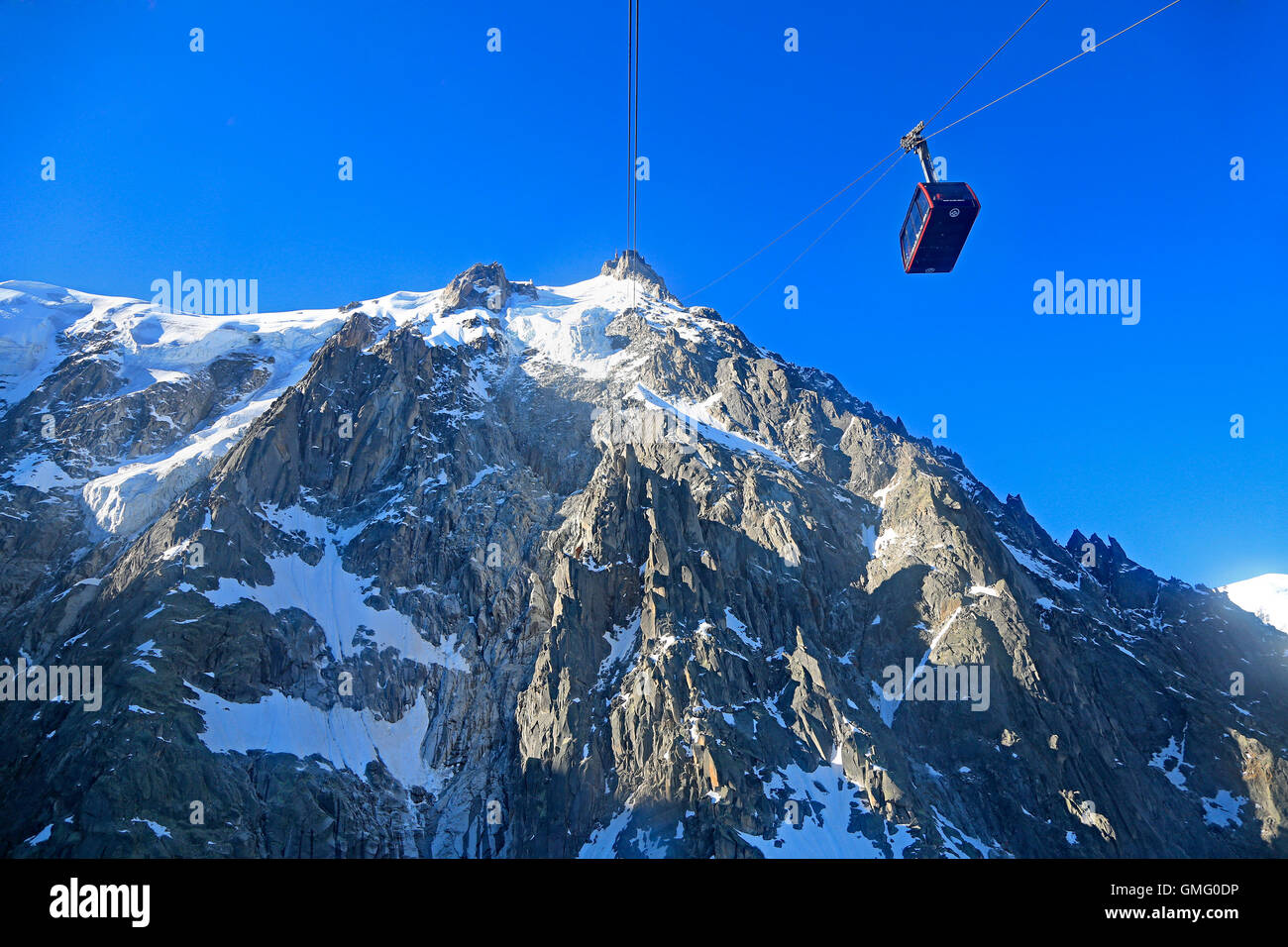 Aiguille du Midi und Standseilbahn in französischen Alpen Stockfoto