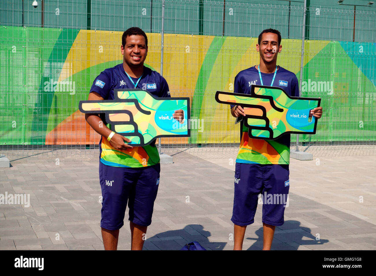 Olympischen Spiele in Rio Helfer zeigt die Richtung zum Eingang auf das Olympiastadion. Stockfoto