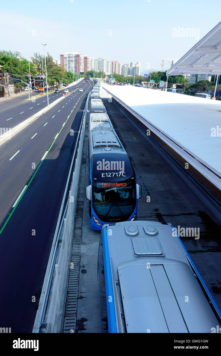 BRT-Busse aufgereiht am Jardin Oceanico in Barra da Tijuca für die Fahrt zum Centro Olimpico Olympiastadion Stockfoto