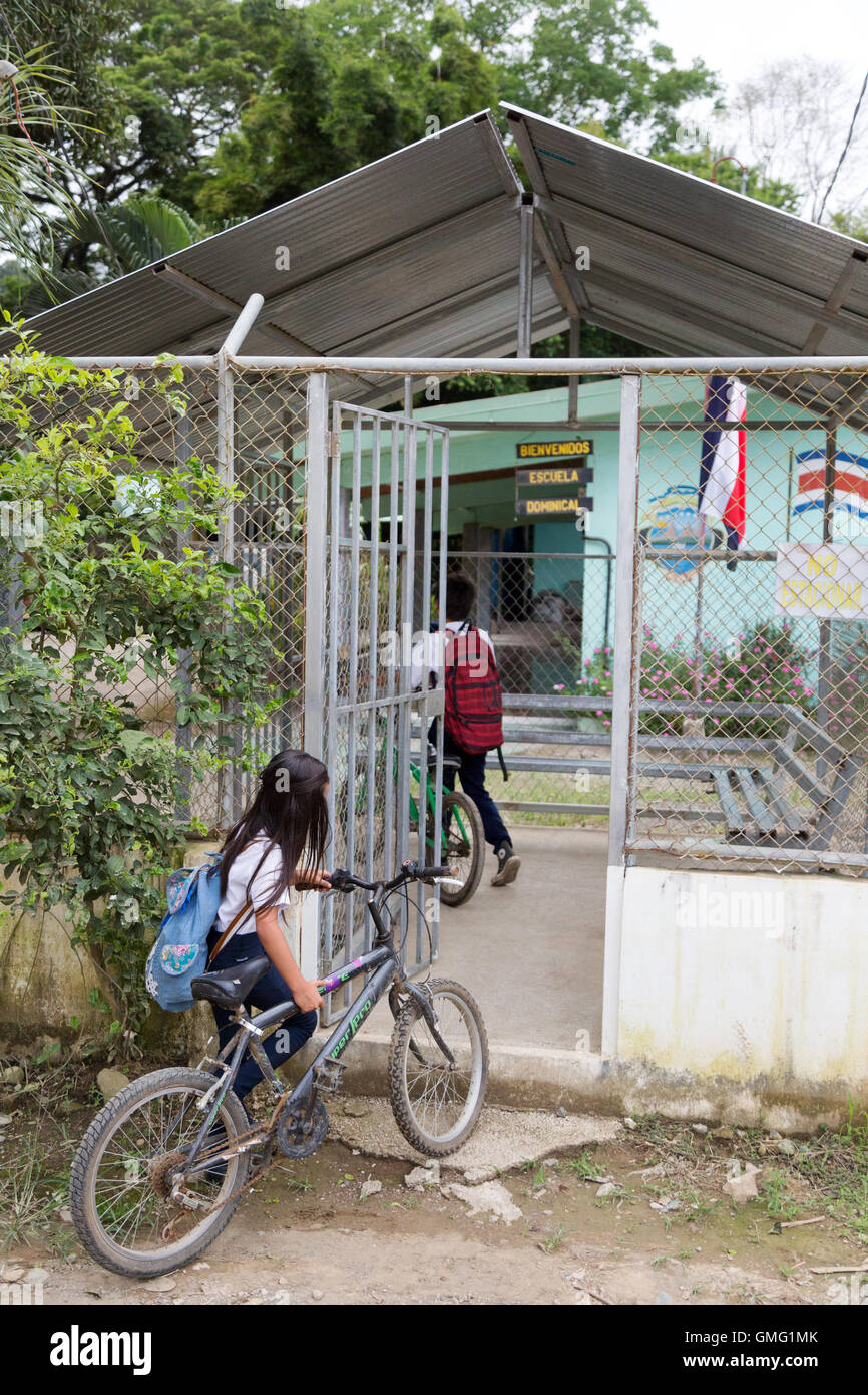 Kinder, die Ankunft in ihrer Schule mit dem Fahrrad, Dominical Dorf, Costa Rica, Mittelamerika Stockfoto