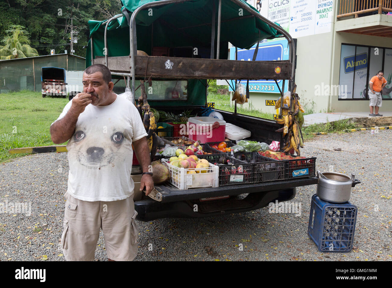 Lokale Costa Rica-Street-Händler Verkauf von Lebensmitteln aus seinem van Dominical Dorf, Costa Rica, Lateinamerika (Mittelamerika) Stockfoto